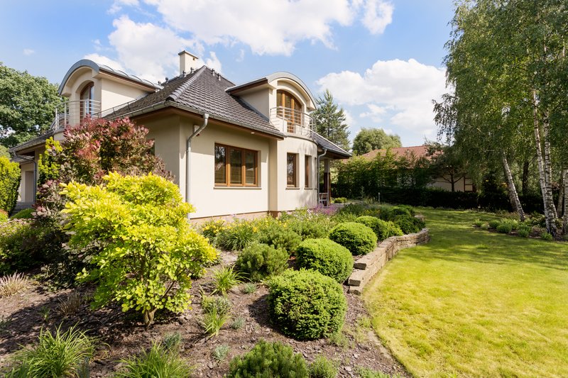 casa con jardín en la entrada 